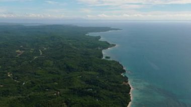 Borneo adası kıyılarının tropik manzarası yukarıdan görünüyor. Sabah, Malezya.