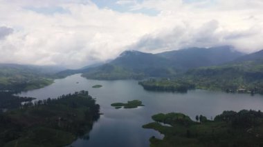 Kasabanın hava aracı çay tarlaları ve dağlarda bir göl arasında. Maskeliya, Maussakelle rezervi, Sri Lanka.