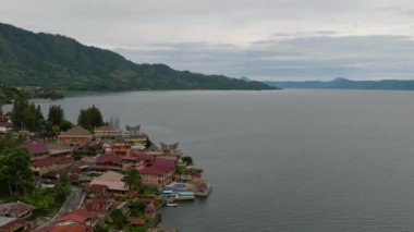 Tuk-Tuk olarak bilinen şehir, Samosir Adası, Danau Toba Endonezya 'da yer almaktadır. Sumatra' da tropikal manzara .