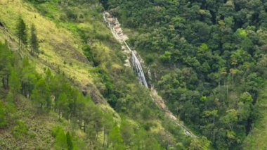 Dağların yamaçlarındaki şelale manzarası. Sitapigagan Şelalesi. Sumatra. Samosir, Endonezya.