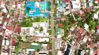 Cebu şehrinin sokakları ve yerleşim alanlarının insansız hava aracı. Şehir manzarası. Filipinler.