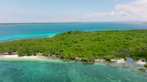 岛上有一个热带海滩 菲律宾维尔京群岛 — 图库视频影像