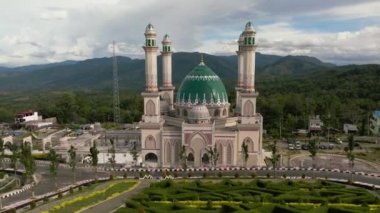 Sumatra 'daki büyük caminin havadan görünüşü. Mescid Agung Syahrun Nur Tapanuli Selatan. Endonezya.