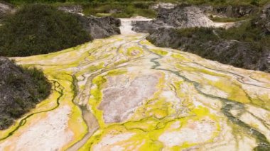 Kaynayan jeotermal kaplıcaların üst görüntüsü sülfür ve volkanik aktivite ile kaplıdır. Sipoholon, Sumatra, Endonezya.