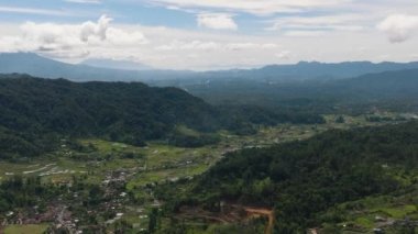 Dağlık bir eyalette yağmur ormanları ve tarım arazileri olan dağlar. Sumatra. Endonezya.