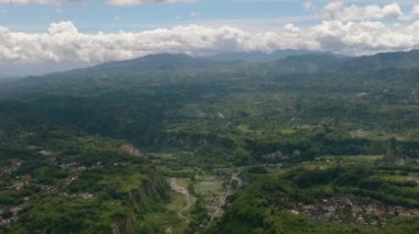 Yağmur ormanları ve Singgalang Dağı 'nın olduğu vadi ve kanyonun insansız hava aracı. Ngarai Sianok. Bukittinggi, Sumatra, Endonezya.