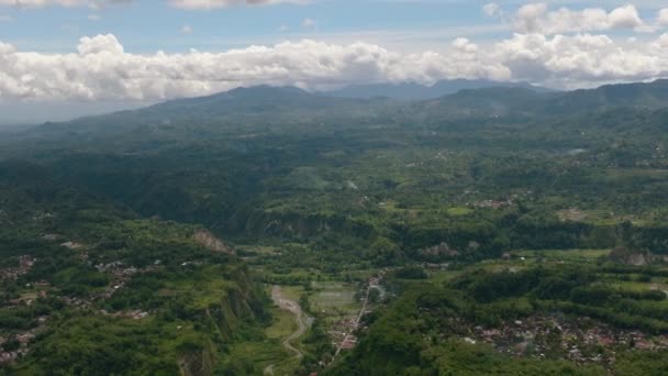 峡谷和山谷的空中无人侦察机 有热带雨林和辛加朗山 Ngarai Sianok Bukittinggi 印度尼西亚苏门答腊 — 图库视频影像
