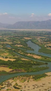 Kasaba ve tarım arazisi olan kıyı şeridinin en üst görüntüsü. Luzon, Filipinler.