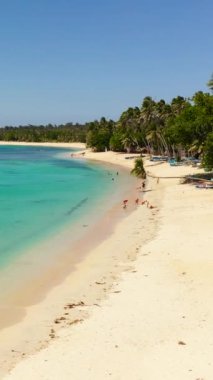 Kumsal ve turkuaz su. Tropik plaj manzarası. Pagudpud, Ilocos Norte Filipinleri