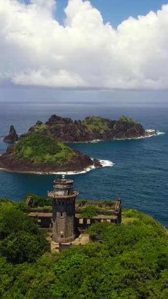 Φάρος Και Τροπικά Νησιά Στο Φόντο Του Γαλάζιου Ωκεανού Ακρωτήριο — Αρχείο Βίντεο