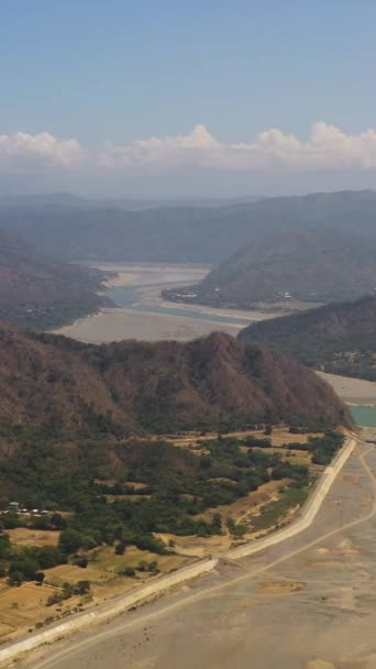 Rzeka Płynąca Dolinie Pośród Gór Widok Góry Górski Krajobraz Luzon — Wideo stockowe