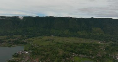 Toba Gölü ve yukarıdan Samosir Adası manzarası. Tropik bir manzara. Sumatra, Endonezya.