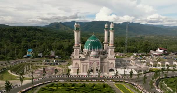 Una Hermosa Mezquita Fondo Las Montañas Masjid Agung Syahrun Nur — Vídeos de Stock