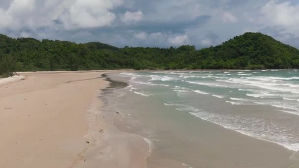 Vista Aérea Praia Areia Tropical Mar Azul Praia Kimihang Bornéu — Vídeo de Stock