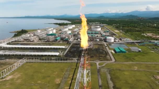 Rafineri Yağı Gaz Merkezi Işleme Platformunda Havadan Atılan Yangın Görüntüsü — Stok video