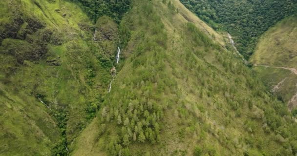 Вид Воздуха Водопад Среди Гор Зеленым Лесом Ситапигаган Фоллс Суматра — стоковое видео