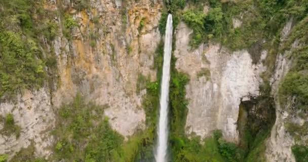 Nádherný Vodopád Mezi Deštným Pralesem Vegetací Sipiso Piso Padá Sumatra — Stock video