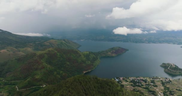 托巴湖和萨摩亚岛的俯瞰 在热带植物繁茂的山中 印度尼西亚苏门答腊 — 图库视频影像