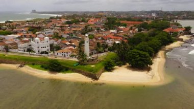 Sri Lanka adasının güney kesimindeki deniz feneri, cami ve kalenin insansız hava aracı..