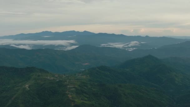 Luftaufnahmen Von Bergen Und Hügeln Sind Mit Wolken Bedeckt Berglandschaft — Stockvideo