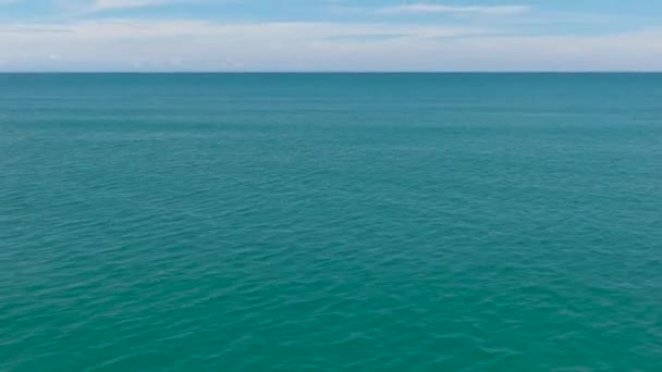 Widok Otwarte Błękitne Morze Falami Pod Niebem Chmurami Przylądek Morski — Wideo stockowe