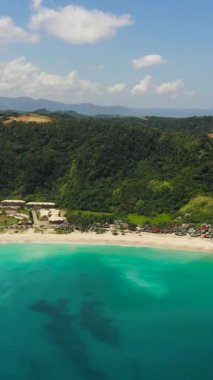 Tropik kumlu sahil ve mavi deniz. Pagudpud, Ilocos Norte, Filipinler.