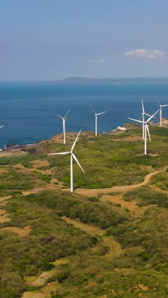 海滨有风力涡轮机的风力发电场 风力发电厂 菲律宾 — 图库视频影像