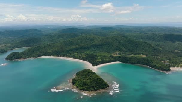 Widok Lotu Ptaka Tropikalnej Plaży Krystalicznie Czystą Wodą Tropikach Sabah — Wideo stockowe