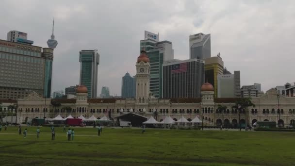 マレーシア クアラルンプール 2022年9月11日 歴史的建造物や高層ビルに囲まれたメルデカ広場の空中ドローン ダウンタウン クアラルンプール — ストック動画