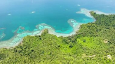 Tropikal körfezin ve turkuaz suyu olan lagünlerin üst görüntüsü. Borneo, Sabah, Malezya.