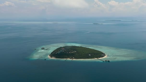 Tropisch Eiland Pompong Met Strand Blauwe Zee Tun Sakaran Marine — Stockvideo