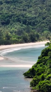 Temiz su ve deniz sörfü olan güzel kumlu sahil manzarası. Borneo, Malezya.