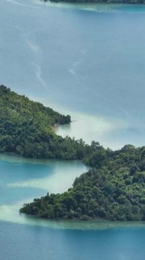 Turkuaz suyla tropik ada ve mercan adası. Tropik bölgelerde deniz manzarası. Borneo, Sabah, Malezya.