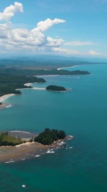Borneo adasının sahillerindeki körfezlerin ve gölcüklerin en üst görüntüsü. Sabah, Malezya.