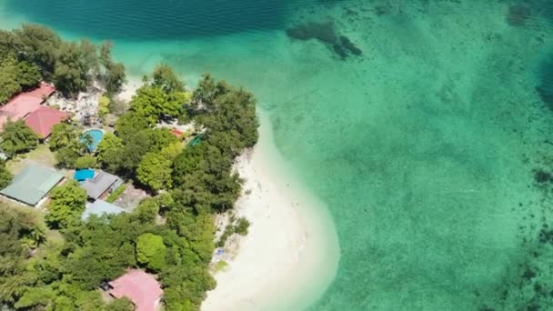 Letecký Pohled Ostrov Manukan Krásnou Písečnou Pláží Národní Park Tunku — Stock video