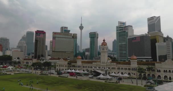 マレーシアのクアラルンプール 2022年9月11日 歴史的建造物や高層ビルに囲まれたモルデカ広場の空想的な眺め クアラルンプール ダウンタウン — ストック動画