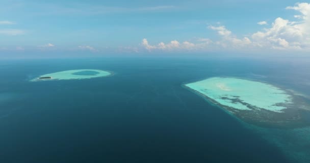 Εναέρια Θαλασσογραφία Τροπικό Νησί Και Κοραλλιογενή Ύφαλο Ατόλες Στις Τροπικές — Αρχείο Βίντεο
