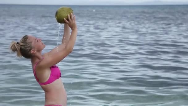 Ženy Tropické Pláži Kokosovým Nápojem Rukou Kokosové Šťávy Kokosová Šťáva — Stock video