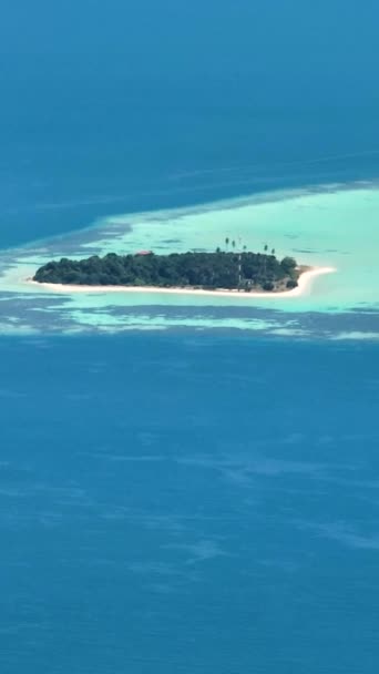 Luchtfoto Van Eiland Met Zandstrand Koraalrif Tun Sakaran Marine Park — Stockvideo