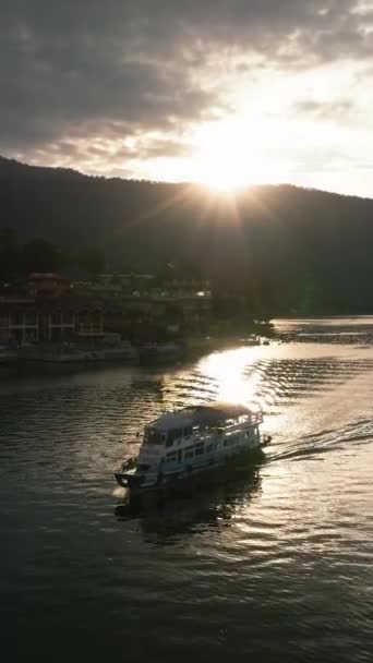 Drohne Eines Kleinen Schiffes Auf Dem Tobasee Den Sonnenstrahlen Sonnenuntergang — Stockvideo