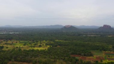 Sigirya aslan kayası ve Pidurangala 'nın yeşil tropikal bitki örtüsü arasında bir dağ vadisinde hava manzarası. Sri Lanka.