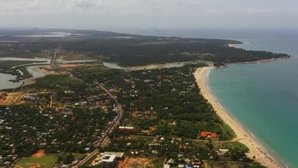 上からスリランカの観光インフラとビーチを備えたトリニコマリーのトップビュー — ストック動画