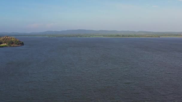 Piękne Jezioro Górskiej Dolinie Otoczone Dżunglą Czołg Kantale Sri Lanka — Wideo stockowe