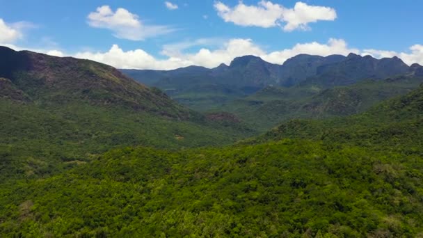 Верхний Вид Гор Покрывал Тропические Леса Деревья Голубое Небо Облаками — стоковое видео
