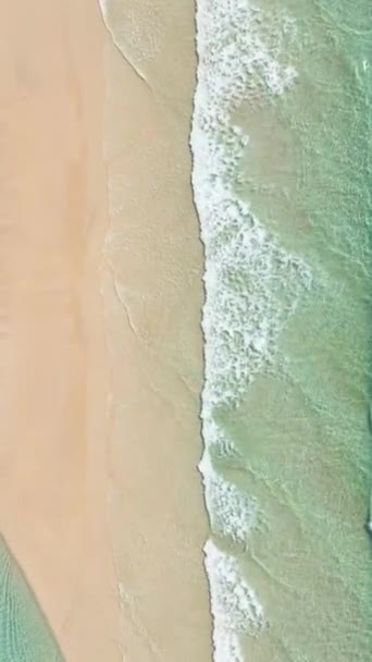 Vista Aérea Bela Praia Areia Com Água Clara Mar Surf — Vídeo de Stock