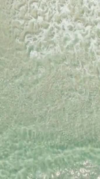 Vista Dall Alto Delle Onde Rotolare Sulla Spiaggia Sabbia Spiaggia — Video Stock