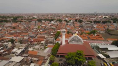Gökdelenleri ve camii Sunan Ampel Java Endonezya ile modern Surabaya şehri. Havacılık şehri yoğun bir şekilde Asya kentsel mimarisi tarafından inşa edilmiştir.