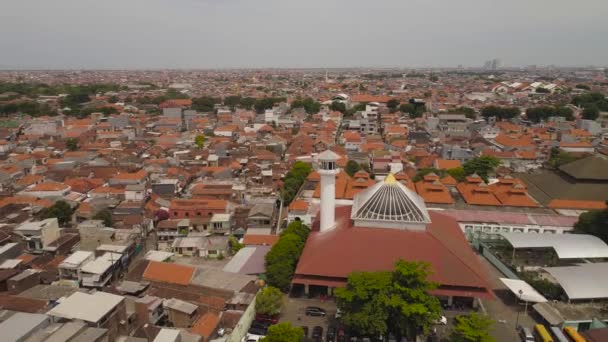 Flygfoto Modern Stad Surabaya Med Skyskrapor Och Moskén Sunan Ampel — Stockvideo