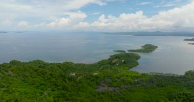 Adaları ve koyları olan tropik bir manzara. Tropik bölgelerde deniz manzarası. Borneo, Sabah, Malezya.