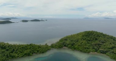 Turkuaz su ve mercan resifli adaların hava aracı. Tropik bölgelerde deniz manzarası. Borneo, Sabah, Malezya.